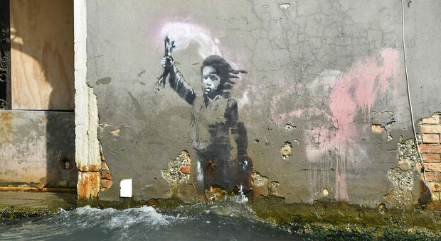 Banksy da salvare a Venezia, si sta degradando il murale "Il bambino migrante" sul rio Novo