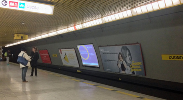 Milano, paura in metro: spruzzata sostanza urticante, chiusa la fermata Duomo