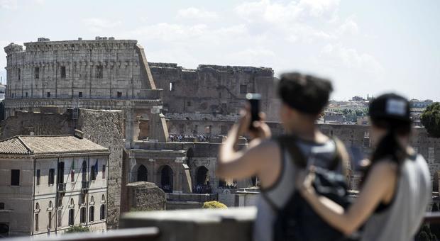 Colosseo, il terzo sfregio in sei giorni in azione “acchiappa-vandali” armati