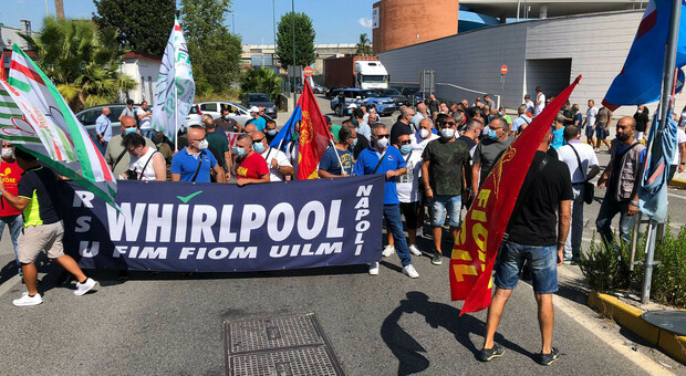 Whirlpool, a Napoli i lavoratori della Gkn di Firenze per solidarietà con gli operai