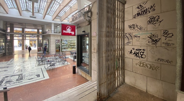 Galleria Dorica, il lifting di Natale: «Via i graffiti, guano e sporcizia, questo il segnale per il rilancio»