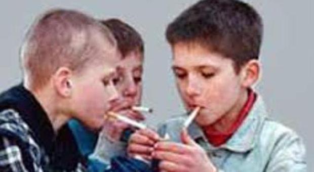 Allarme fumo, 10 anni della legge anti-sigarette: gli adulti smettono iniziano i dodicenni