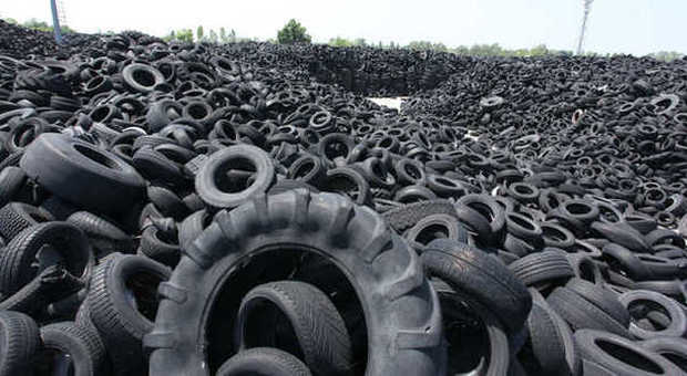 La grande discarica di pneumatici usati vicino Pavia