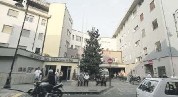 Coronavirus a Napoli, un altro ospedale nel caos: contagiata assiste la madre malata