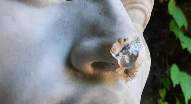 Napoli, Virgilio "perde" il naso: sfregiata la statua del parco monumentale