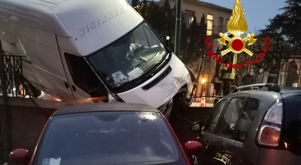 Incidente al Lido, furgone contro un muretto: sfonda una grata e resta in bilico sulle auto parcheggiate