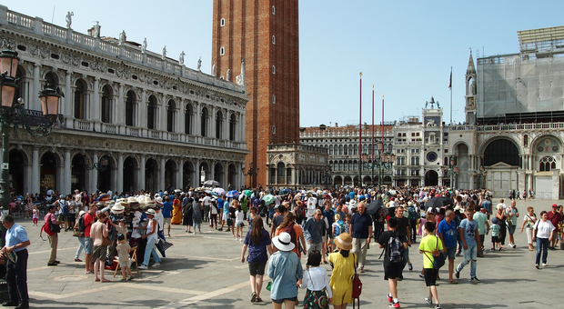 Venezia dice basta alle comitive infinite di turisti, un altro limite dopo l'accesso in città con il ticket: «Per la tutela dei residenti»