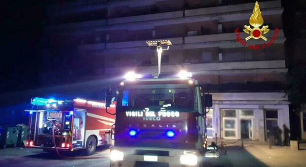 Porto Recanati, incendio all’Hotel House: cento famiglie per ore senza energia. Fiamme nella notte nell’area dei contatori, dove erano ammassati rifiuti