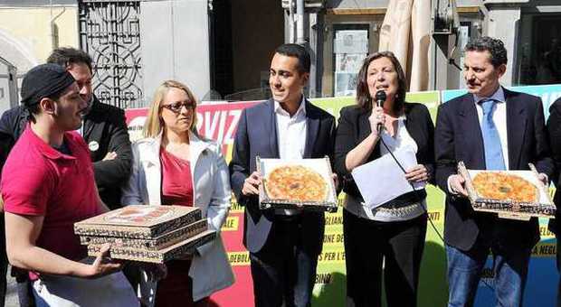 Salerno, i grillini in piazza con le pizze: «L'Expo ritiri McDonald's come sponsor»