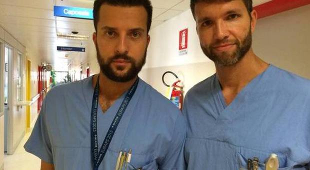 da destra il chirurgo Luca Grassetti e lo specializzando Matteo Torresetti