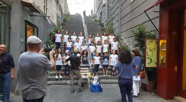 Napoli, in via Bausan il coro scolastico canta sulle scale