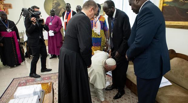Papa Francesco bacia i piedi ai leader del Sud Sudan. Rabbia sui social: «A Loreto snobbava i fedeli»