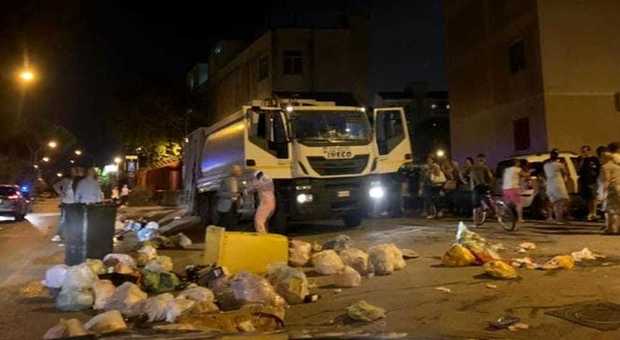 Emergenza rifiuti, comprati 35 camion a Napoli ma non ci sono gli autisti