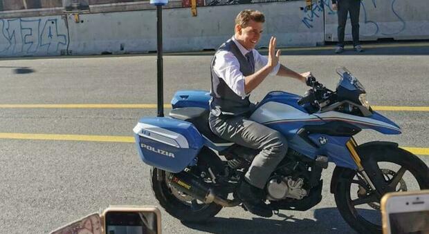 Tom Cruise ai Fori, "ruba" la moto della Polizia e scappa: il set di Mission Impossible 7 arriva al Colosseo