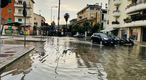San Benedetto, protestano i quartieri: «Prima la pioggia, poi gli allagamenti e nessuno pulisce ancora i tombini»