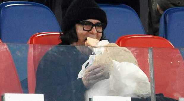 Renato Zero, spuntino all'Olimpico Maxi panino durante Roma-Milan