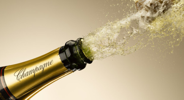 Discoteca ripulita dai ladri "natalizi": rubate 50 bottiglie di champagne