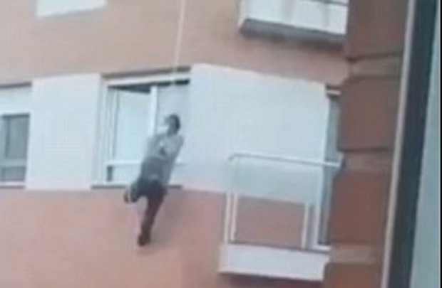 Spagna, dimentica le chiavi di casa e prova a calarsi dal tetto ma precipita e muore