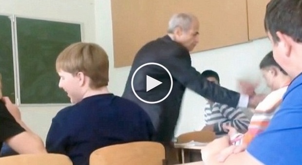 Il prof gli strappa le cuffiette dalle orecchie durante la lezione: alunno lo prende a pugni