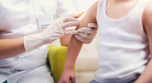 Vaccini, 150 bimbi senza certificati Dentro o fuori? I presidi si dividono