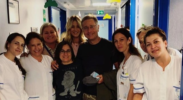 Bonolis in ospedale da Elena Santarelli e il figlio malato, il post commosso su Instagram: «Hai un cuore grande»
