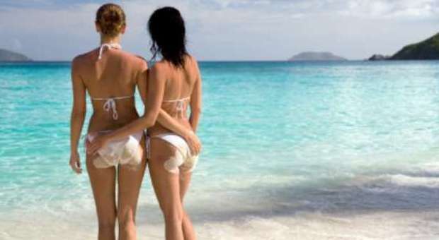 Fregene, baci in spiaggia: denunciate due ragazze per atti osceni
