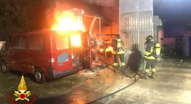 Incendio a un bus, paura nella notte: indagini in corso per capire le cause