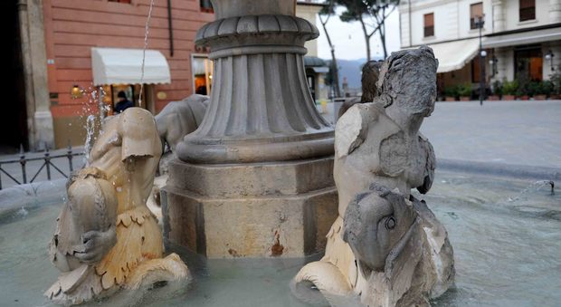 Rieti, la fontana dei Delfini perde pezzi: dubbi però se si sia trattato di vandali o dell'usura del tempo