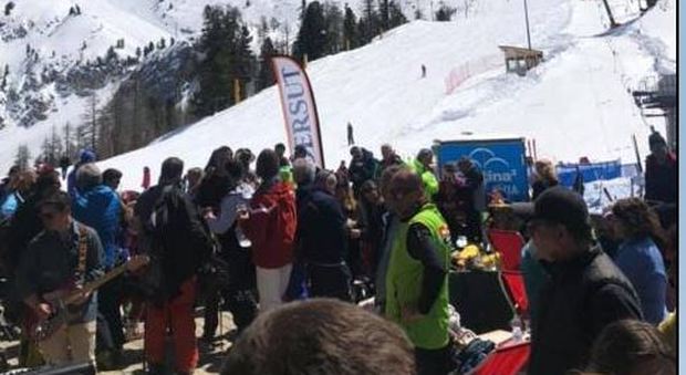 Folla il primo maggio sulle piste del Faloria a Cortina d'Ampezzo per la chiusura della stagione dello sci