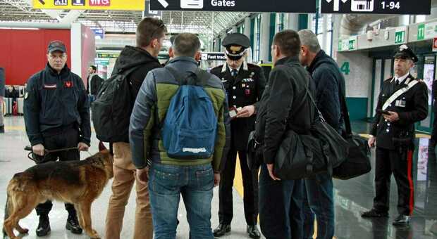 Fiumicino, daspo per 9 tassisti abusivi: non potranno avvicinarsi all'aeroporto. Il divieto da 8 mesi a un anno. Decisivi i controlli dei carabinieri
