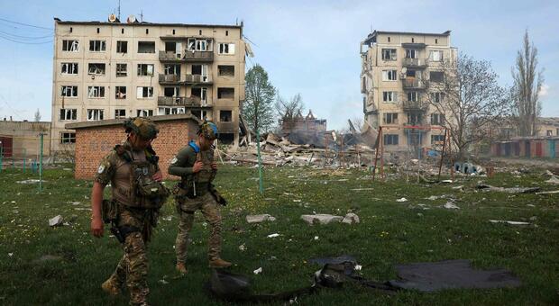 Ucraina, la linea del fronte sta crollando: come evitare la guerra in Occidente? Il caso Gb: «Maschere antigas e abbattere missili»