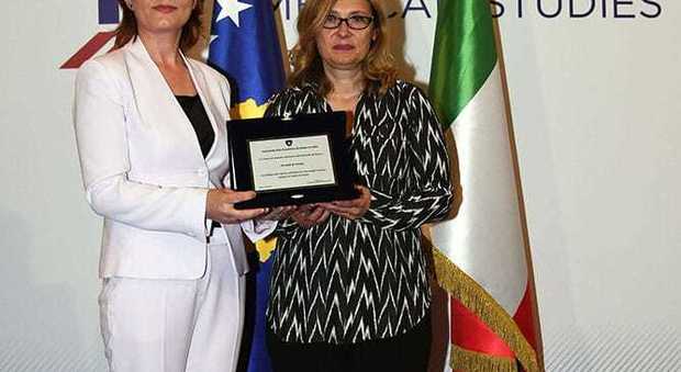 Roma, l'ambasciata del Kosovo premia la moglie di Pavarotti
