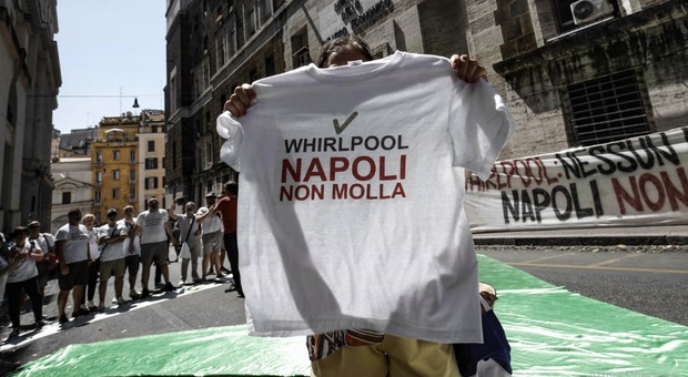 Coronavirus a Napoli, il paradosso della Whirlpool: la fabbrica è in crisi ma operai al lavoro