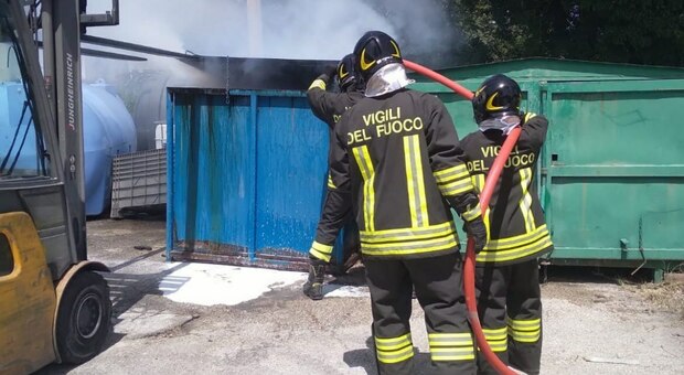 Incendio a Sassocorvaro, in fiamme un cassone carico di materiale di scarto per la lavorazione dell'alluminio
