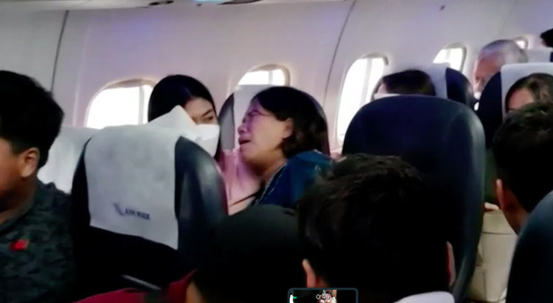 Travaglio subito dopo il decollo, donna partorisce con l'aiuto dei passeggeri