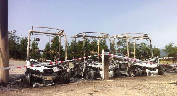 A fuoco il deposito delle auto elettriche del Comune: l'ombra della 'ndrangheta