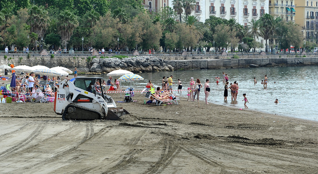 Riaprono gli stabilimenti a Salerno, prime persone in spiaggia
