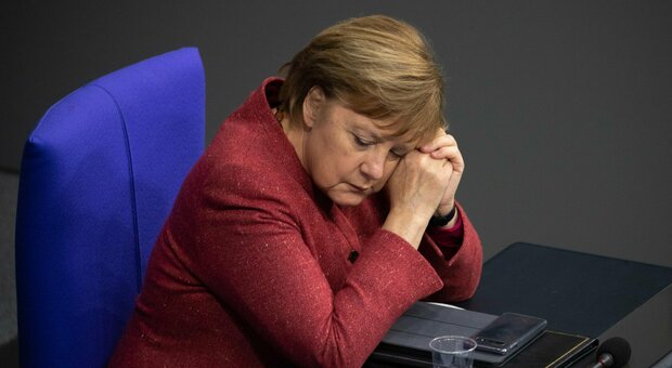 Conte e Merkel: il cuore e l’estetica, due stili a confronto nel giorno più duro