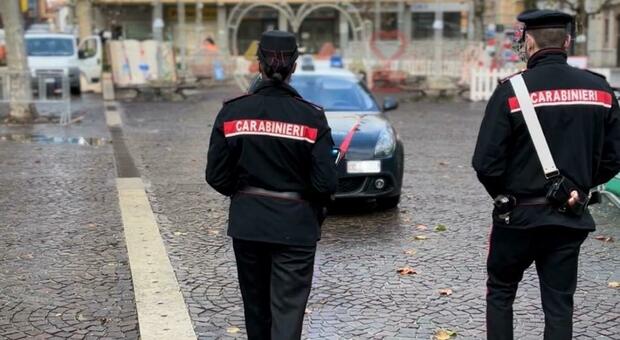 Falconara, insulta i carabinieri e offende la bandiera nazionale: un 58enne ai domiciliari