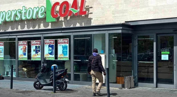 L'ingresso del supermercato Coal (Foto Cognigni)