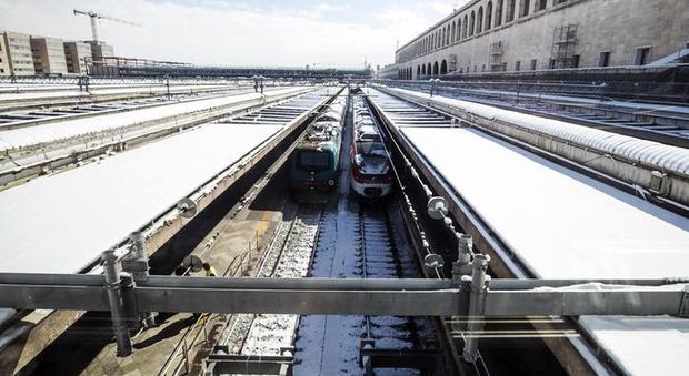 Neve e gelo, treni cancellati e disagi: è ancora coas trasporti