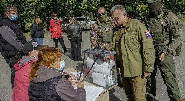 Guerra in Ucraina, ai referendum vincono i sì. Borrell: «Dati falsificati». E Zaporizhzhia chiede l’annessione