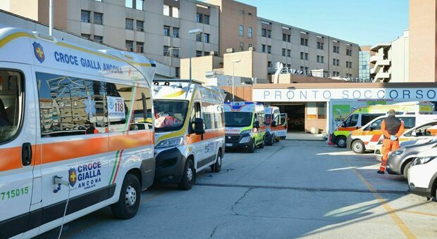 Ancona, tampona un Suv a bordo della sua moto: un 17enne finisce all'ospedale dopo l'incidente