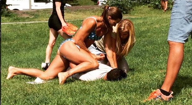 Sexy poliziotta in bikini blocca ladro al parco e posta la foto: "Attenti ai borseggiatori"