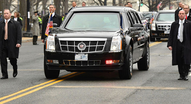 La Limousine blindata di Trump durante il corteo