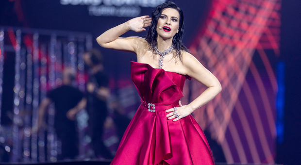 Eurovision 2022, il look da gran sera di Laura Pausini in total red: un omaggio alla femminilità