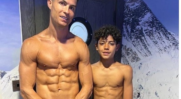 Tale padre tale figlio: Cristianinho sfoggia gli addominali come quelli di Ronaldo