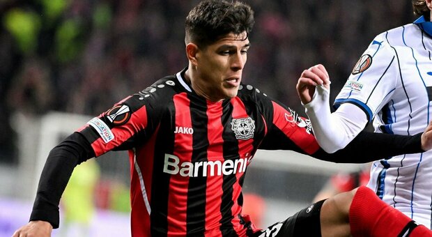 Napoli, Hincapié resta in Germania: il Leverkusen lo venderà tra un anno