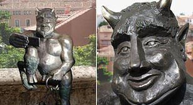 Vade retro Satana: gli abitanti di Segovia bocciano la statua del diavolo allegro che si fa un selfie
