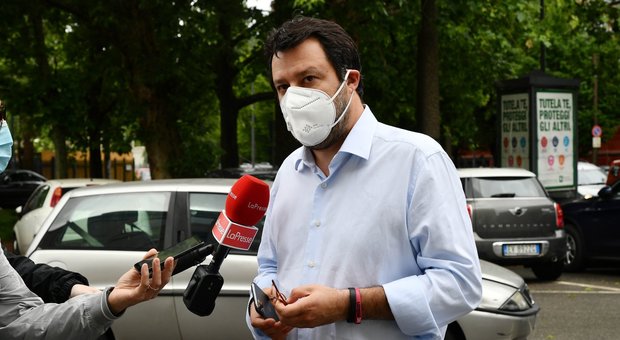 Salvini stronca De Luca (e Conte): «Solo chiacchiere sui medici»